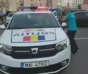 S-a lăsat cu rețineri după „războiul civil”. Polițiștii, atacați cu pietre în plină stradă VIDEO